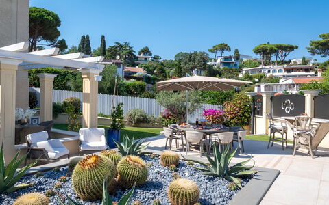 Villa Callari 6+2: Arbusto, Giardino, Zona Residenziale, Casa, Landscaping, Ricorrere, Vaso Di Fiori, Hacienda, Shade