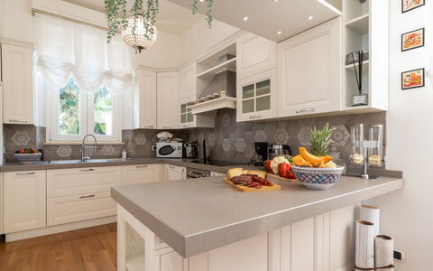 Villa Callari 6+2: Cucina, Controsoffitto, Cabinetry, Mobilia, Elettrodomestico Da Cucina, Interior Design, Legna, Pavimentazione, Apparecchio Major, Casa