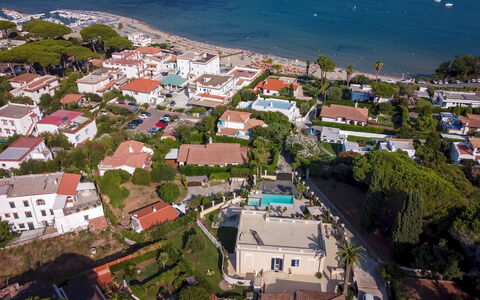 Villa Callari 6+2: Zona Residenziale, Costruzione, Casa, Fotografia Aerea, Città, Visione Globale, Costa, Cittadina, Casa, Sobborgo