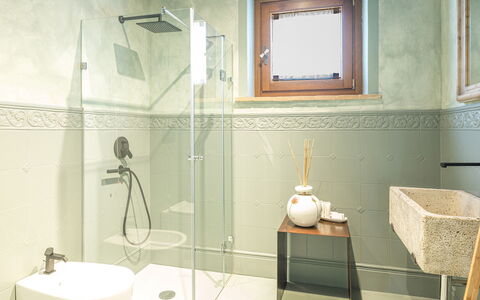 Le Residenze dei Potti 12: Idraulico Fixture, Pavimentazione, Pavimento, Idraulico, Bagno, Piastrella, Rubinetto, Lavello, Lampada, Doccia