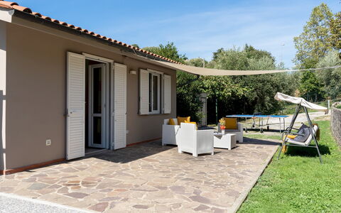 Villa Cristina 3: Mobili Da Esterno, Casa, Tetto, Shade, Porta, Villetta, Sedia, Portico, Tavolo Esterno, Backyard