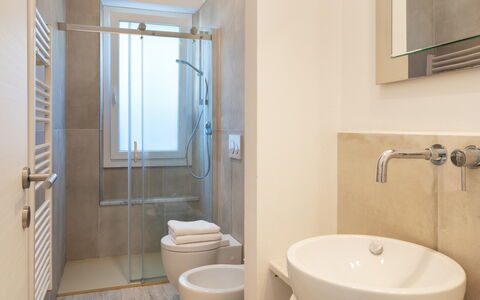 Villa Cristina 3: Bagno, Pavimentazione, Idraulico Fixture, Pavimento, Interior Design, Parete, Gabinetto, Lavandino Del Bagno, Lavello, Toilet Seat