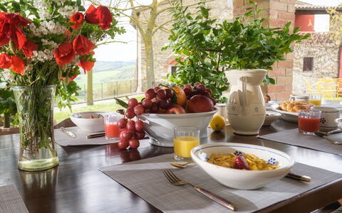 Villa le Logge 12: Tavola, Mobilia, Tavolo, Cibo, Serveware, Frutta, Bicchieri, Dishware, Piatto, Porcellana
