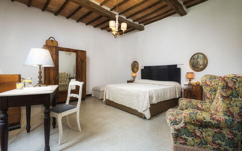 Villa le Logge 12: Mobilia, Parete, Camera Da Letto, Interior Design, Letto, Lenzuolo, Pavimentazione, Bedding, Cornice, Camera