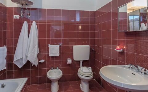 Villa le Logge 12: Bagno, Idraulico Fixture, Interior Design, Pavimentazione, Lavello, Lavandino Del Bagno, Pavimento, Rubinetto, Toilet Seat, Gabinetto