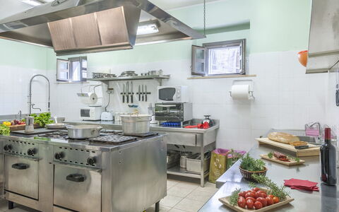 Villa Cappelletti 16+2: Cucina, Elettrodomestico Da Cucina, Controsoffitto, Apparecchio Major, Cibo, Cucina Stufa, Mobilia, Elettrodomestico, Stufa, Illuminazione