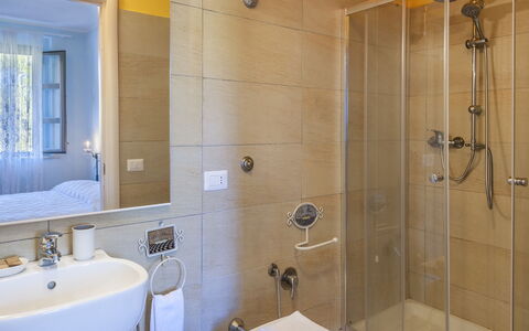 Villa Cappelletti 16+2: Bagno, Interior Design, Idraulico Fixture, Parete, Pavimentazione, Pavimento, Lavandino Del Bagno, Soffitto, Rubinetto, Illuminazione