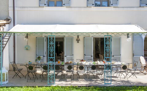 Villa Cappelletti 16+2: Mobilia, Mobili Da Esterno, Porta, Tenda, Tavolo Esterno, Balcone, Shade, Sedia, Portico, Ferro