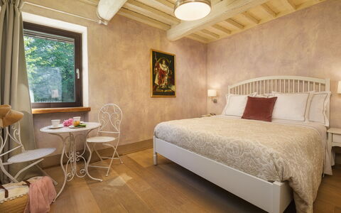 La Dama del Bosco 8+3: Parete, Interior Design, Camera Da Letto, Letto, Mobilia, Lenzuolo, Bedding, Pavimento, Pavimentazione, Illuminazione