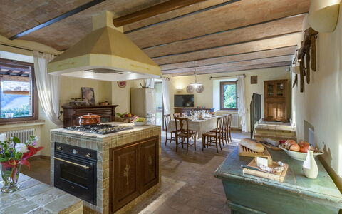 Villa Il Baiocco 8: Mobilia, Legna, Interior Design, Tavolo, Casa, Pavimentazione, Illuminazione, Camera, Soffitto, Cucina