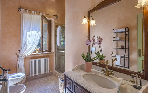 Villa Il Baiocco 8: Interior Design, Idraulico Fixture, Lavandino Del Bagno, Pavimentazione, Rubinetto, Bagno, Illuminazione, Pavimento, Lavello, Idraulico
