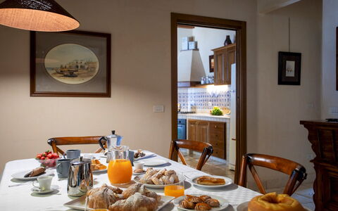 Villa Terra del Sole 8: Mobilia, Interior Design, Legna, Camera, Pavimentazione, Illuminazione, Pavimento, Tavolo, Soffitto, Sedia