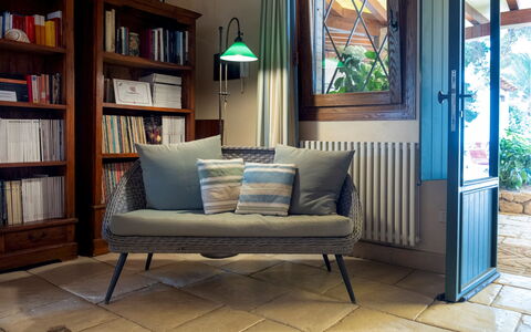 Villa Terra del Sole 8: Mobilia, Cuscino, Lancia Cuscino, Divano, Cuscino, Soggiorno, Comfort, Biancheria, Pianta Della Casa
