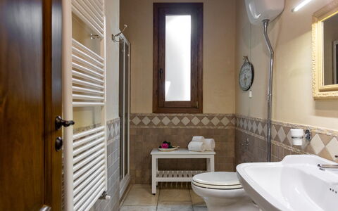 Villa Terra del Sole 8: Pavimentazione, Interior Design, Pavimento, Legna, Idraulico Fixture, Bagno, Lavandino Del Bagno, Mobilia, Lavello, Illuminazione