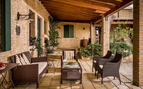 Villa Terra del Sole 8: Mobilia, Sedia, Mobili Da Esterno, Legna, Tavolo, Interior Design, Pavimentazione, Portico, Pavimento, Vaso Di Fiori