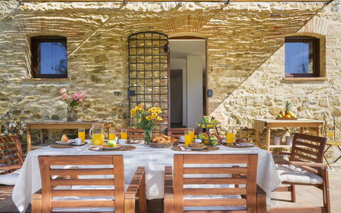 Casale Tavernelle 6: Mobilia, Sedia, Parete, Tavolo, Cucina & Sala Da Pranzo Tavolo, Interior Design, Sala Da Pranzo, Pavimentazione, Tavolo Esterno, Vaso Di Fiori