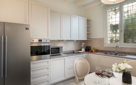 Villa Pergola 8: Cucina, Elettrodomestico Da Cucina, Mobilia, Interior Design, Controsoffitto, Cabinetry, Pavimentazione, Apparecchio Major, Legna, Casa