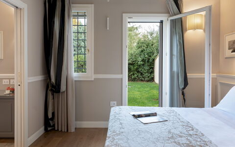 Villa Pergola 8: Interior Design, Mobilia, Camera Da Letto, Parete, Letto, Legna, Casa, Soffitto, Tessile, Illuminazione
