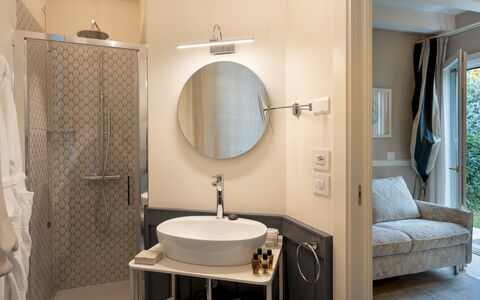 Villa Pergola 8: Interior Design, Idraulico Fixture, Pavimentazione, Bagno, Pavimento, Mobilia, Illuminazione, Idraulico, Camera, Casa