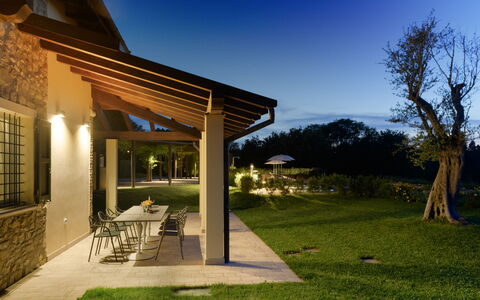 Villa Pergola 8: Casa, Zona Residenziale, Casa, Tetto, Lotto, Estate, Shade, Villetta, Portico, Giardino