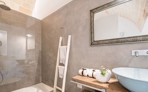 Villa la Pupazza 8: Parete, Idraulico Fixture, Pavimentazione, Interior Design, Pavimento, Bagno, Soffitto, Illuminazione, Lavello, Idraulico