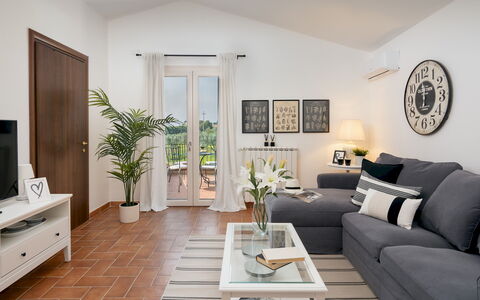 Casa la Fenice 8+2: Mobilia, Interior Design, Pavimentazione, Divano, Pavimento, Legna, Soggiorno, Tavolo, Camera, Sedia
