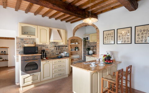 Casa la Fenice 8+2: Mobilia, Cucina, Interior Design, Parete, Pavimentazione, Controsoffitto, Elettrodomestico Da Cucina, Cabinetry, Legna, Soffitto