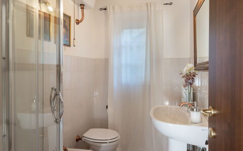 Casa la Fenice 8+2: Pavimentazione, Pavimento, Interior Design, Idraulico Fixture, Gabinetto, Illuminazione, Bagno, Camera, Porta, Toilet Seat