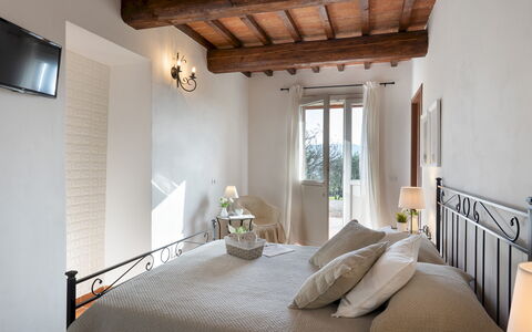 Casa la Fenice 8+2: Mobilia, Letto, Parete, Camera Da Letto, Interior Design, Pavimentazione, Pavimento, Soffitto, Casa, Bedding