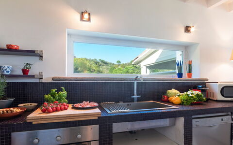 Villa Bubi 8+1: Cucina, Controsoffitto, Mobilia, Idraulico Fixture, Vaso Di Fiori, Pianta Della Casa, Rubinetto, Elettrodomestico Da Cucina, Cibo, Lampada