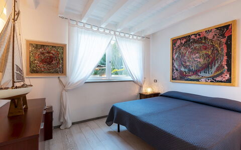 Villa Bubi 8+1: Mobilia, Interior Design, Biancheria, Camera Da Letto, Pianta Della Casa, Letto, Vaso Di Fiori, Bedding, Cornice, Latifoglie