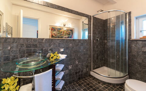 Villa Bubi 8+1: Idraulico Fixture, Bagno, Interior Design, Pavimentazione, Pavimento, Rubinetto, Lavello, Lavandino Del Bagno, Idraulico, Illuminazione