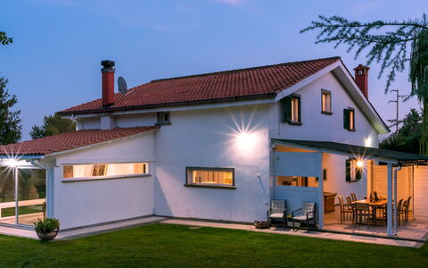 Villa Bubi 8+1: Costruzione, Casa, Casa, Tetto, Zona Residenziale, Architettura, Facciata, Villetta, Materiale Composito, Porta