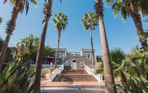 Villa Ingrid 12: Blu, Albero, Architettura, Estate, Dimora, Hacienda, Landscaping, Shade, Eco Hotel