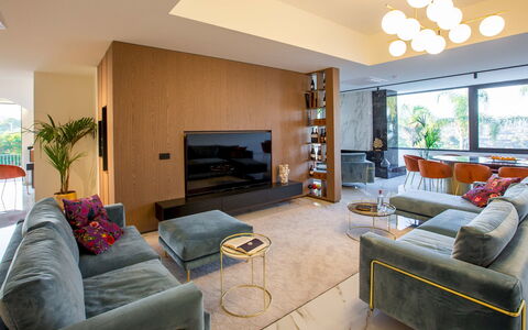 Villa Ingrid 12: Mobilia, Interior Design, Pavimentazione, Divano, Pavimento, Parete, Soggiorno, Legna, Soffitto, Tavolo