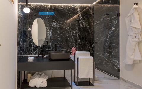 Villa Ingrid 12: Interior Design, Parete, Idraulico Fixture, Pavimentazione, Lavandino Del Bagno, Bagno, Pavimento, Rubinetto, Lavello, Controsoffitto