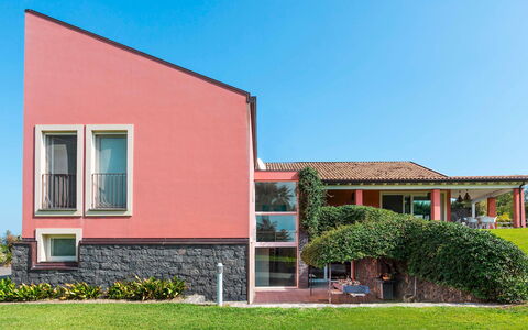 Villa Kimia 8: Facciata, Casa, Zona Residenziale, Giardino, Estate, Landscaping, Cortile, Agriturismo, Balcone, Portico