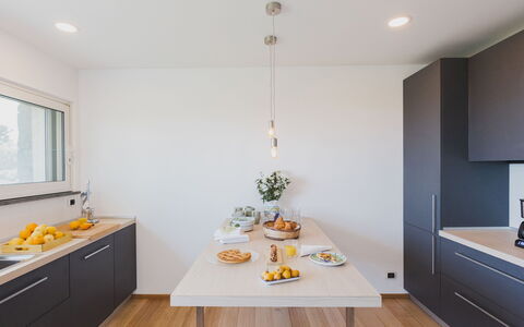 Villa Kimia 8: Cucina, Controsoffitto, Interior Design, Mobilia, Elettrodomestico Da Cucina, Legna, Cabinetry, Pavimentazione, Lampada, Soffitto
