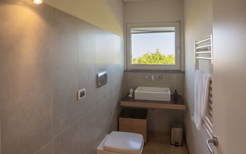 Villa Kimia 8: Pavimentazione, Bagno, Parete, Idraulico Fixture, Interior Design, Pavimento, Lavandino Del Bagno, Lavello, Rubinetto, Idraulico