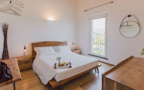 Villa Kimia 8: Mobilia, Legna, Camera Da Letto, Interior Design, Letto, Casa, Pavimentazione, Pavimento, Pavimento In Legno, Lenzuolo