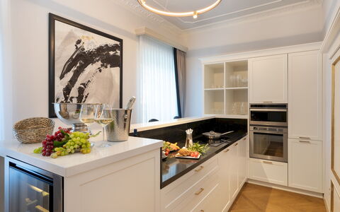 Villa Irma 10: Cucina, Controsoffitto, Cabinetry, Elettrodomestico Da Cucina, Interior Design, Mobilia, Pavimentazione, Apparecchio Major, Legna, Soffitto