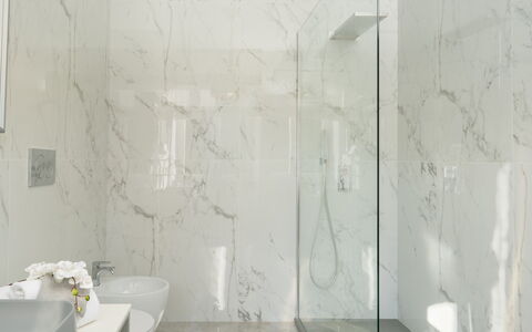 Villa Irma 10: Pavimentazione, Parete, Interior Design, Pavimento, Idraulico Fixture, Bagno, Soffitto, Piastrella, Idraulico, Illuminazione