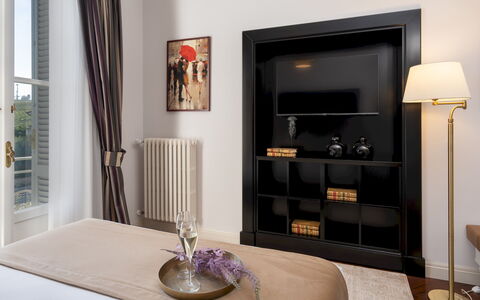 Villa Irma 10: Mobilia, Interior Design, Parete, Camera, Legna, Televisione, Pavimento, Casa, Pavimentazione, Illuminazione