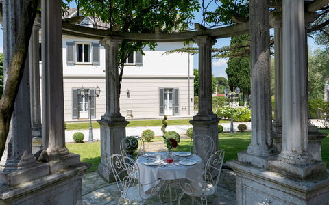 Villa Irma 10: Colonna, Portico, Estate, Modanatura, Giardino, Vaso Di Fiori, Shade, Dimora, Cortile, Landscaping