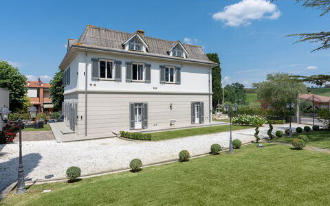 Villa Irma 10: Costruzione, Finestra, Casa, Zona Residenziale, Casa, Tetto, Insediamento Umano, Porta, Estate, Villetta