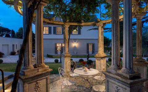 Villa Irma 10: Illuminazione, Colonna, Modanatura, Estate, Dimora, Giardino, Lampada, Vaso Di Fiori, Landscaping, Pianta Della Casa