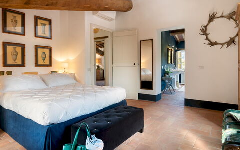 Anticiana 8: Mobilia, Letto, Interior Design, Camera Da Letto, Parete, Pavimentazione, Pavimento, Bedding, Lenzuolo, Legna