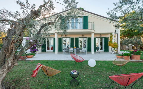 Villa Lucente 6+2: Casa, Casa, Porta, Prato, Giardino, Estate, Cortile, Shade, Landscaping, Hacienda