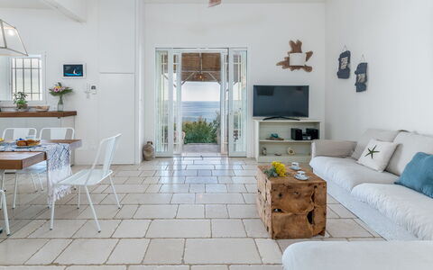 Villa Soleluna 7+1: Mobilia, Pavimentazione, Pavimento, Tavolo, Sedia, Interior Design, Soggiorno, Divano, Camera, Cucina & Sala Da Pranzo Tavolo
