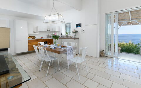 Villa Soleluna 7+1: Mobilia, Sedia, Pavimentazione, Interior Design, Tavolo, Pavimento, Cucina & Sala Da Pranzo Tavolo, Illuminazione, Camera, Sala Da Pranzo